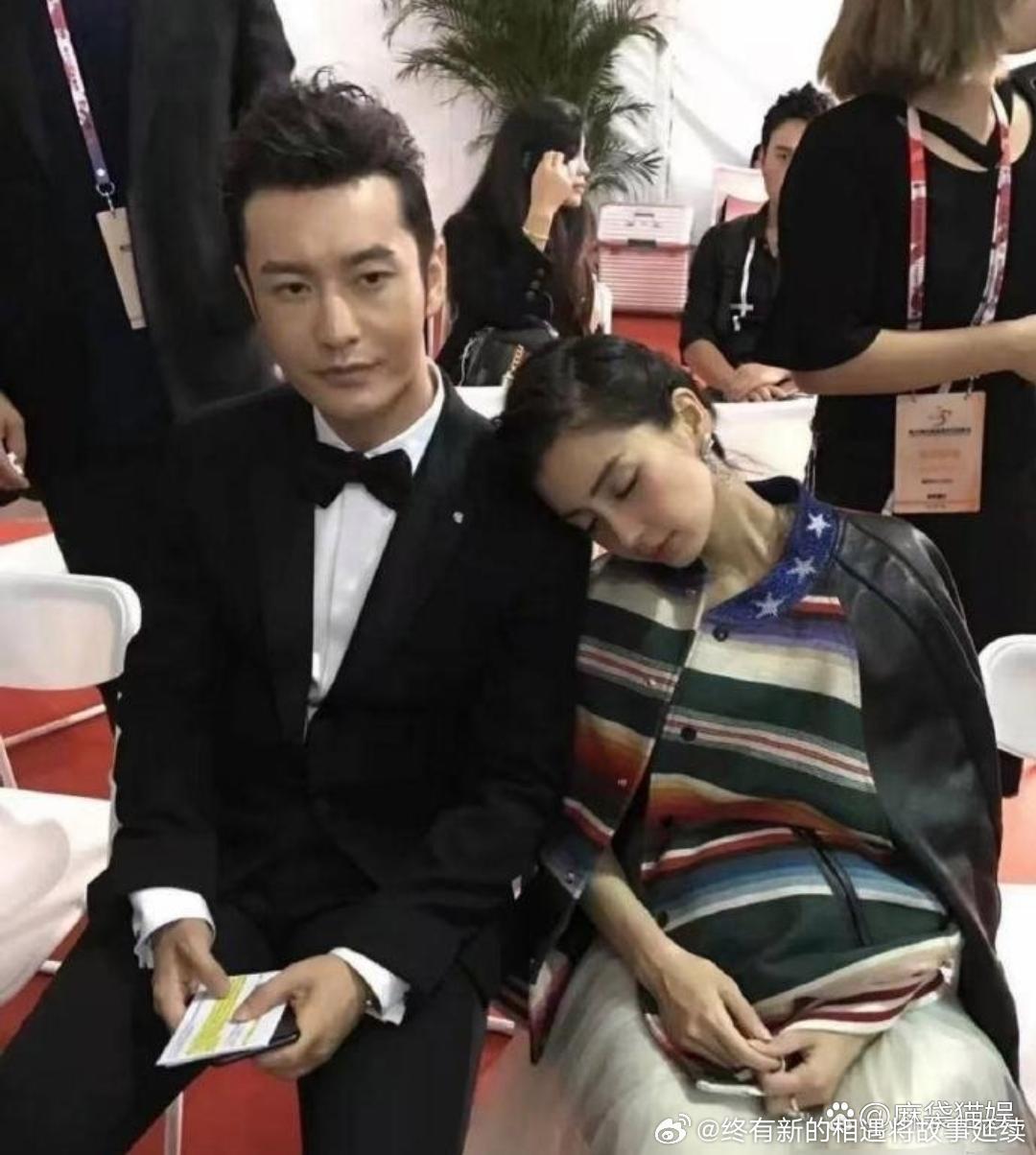 这是baby怀孕期间的一张照片，当时夫妻俩一起出席活动。