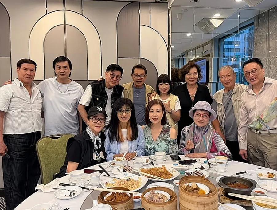 香港佳视倒闭48年，一众演员聚会掀回忆杀，初代郭靖黄蓉再同框！提起香港的免费电
