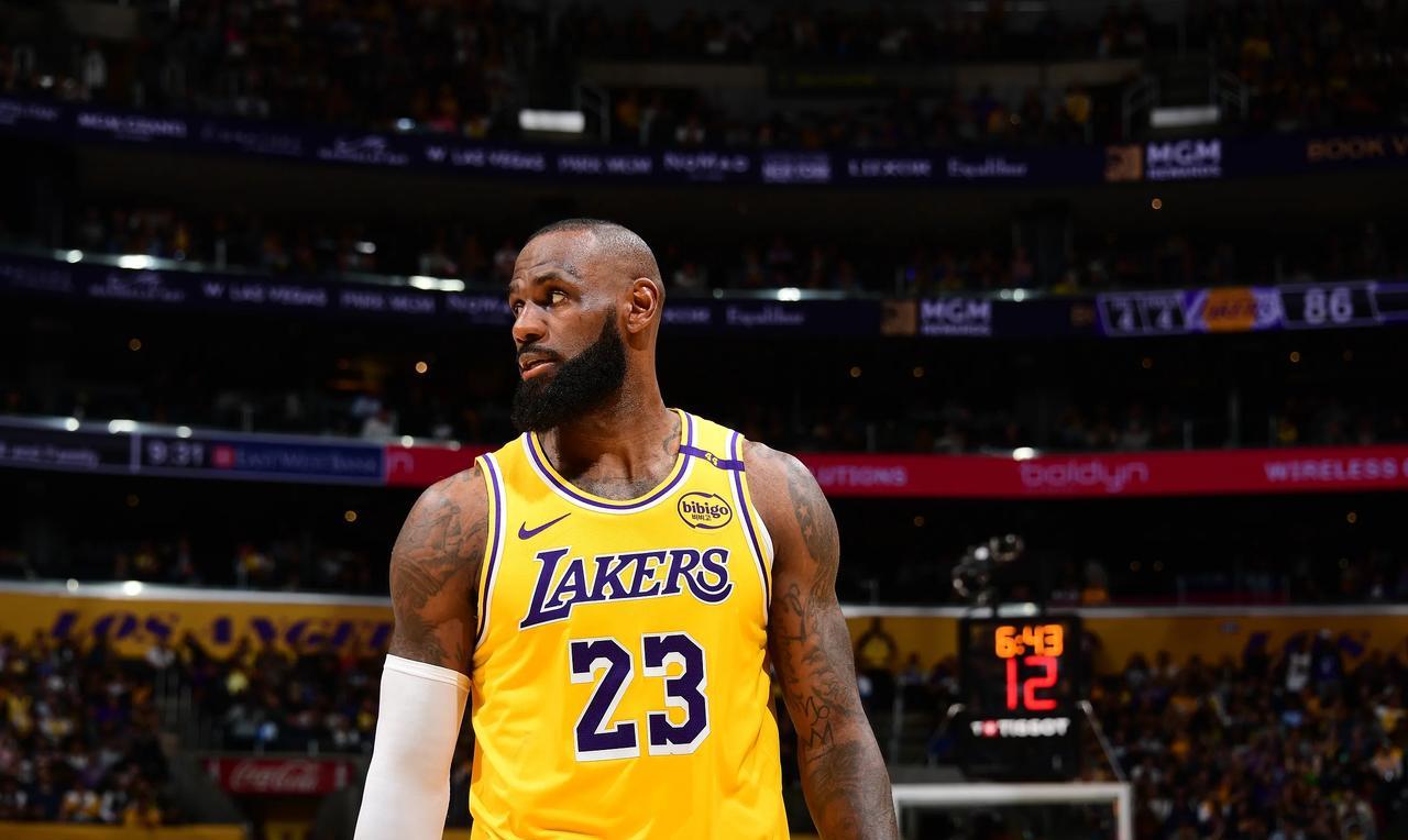 NBA传奇名宿巴克利真是太善良了，他在最近接受媒体采访时奉劝湖人老将詹姆斯要向前