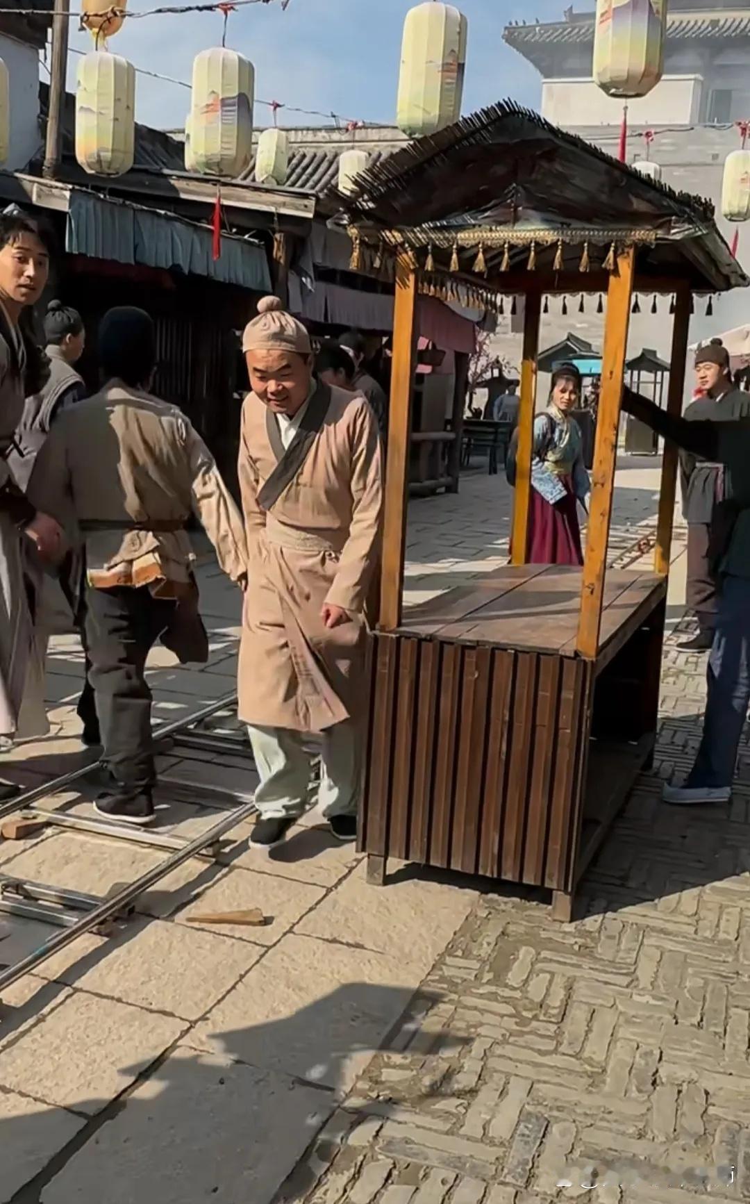 原来这就是拍戏，10个人走出100人的感觉，大家一起来找穿帮啊！