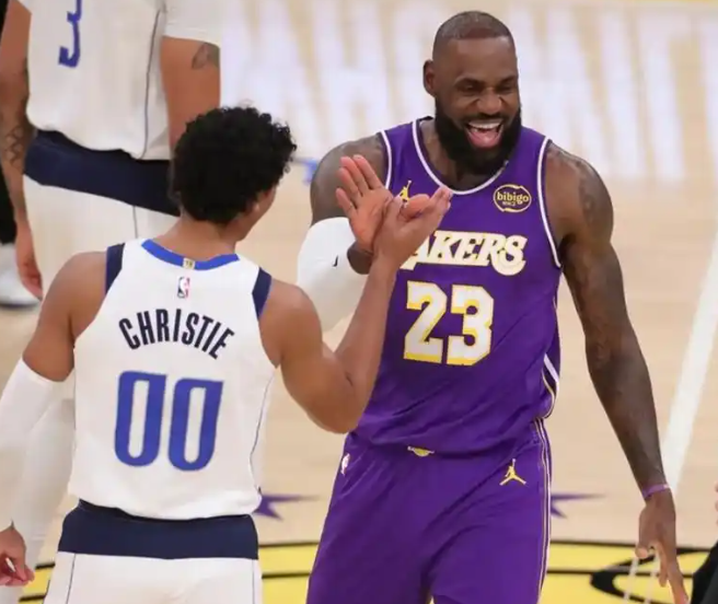 湖人可以考虑动首轮了湖人之前一直不愿意动首轮是觉得詹姆斯在（体能、兼容）的情况