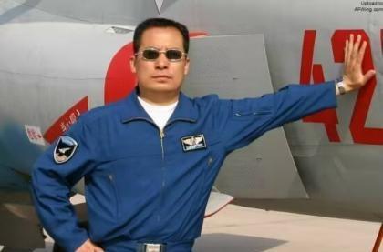 1987年2月，两架歼-6正在万米高空编队飞行，后面的僚机听到口令后猛地加速，瞬