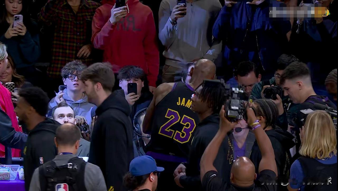 在今天湖人主场迎战活塞的比赛中，发生了让人热泪盈眶的一幕。众所周知，今天是湖人超