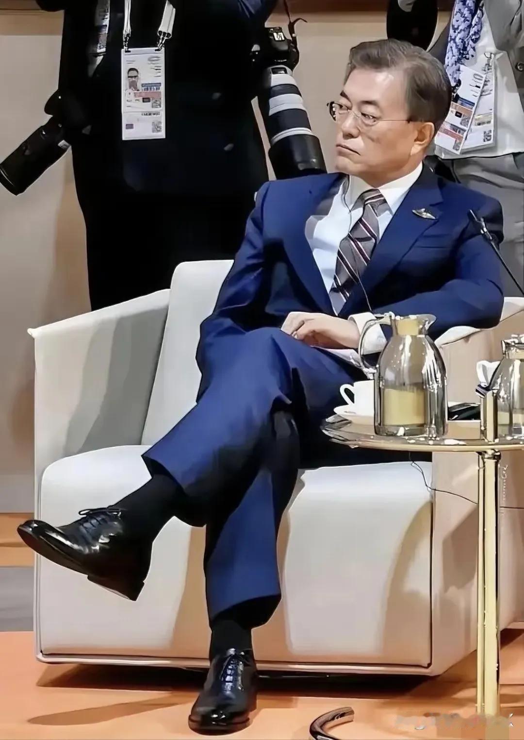 韩国政坛真是魔幻呀！李在明刚刚当上总统，前前总统文在寅不种西瓜了，种了几年地的他