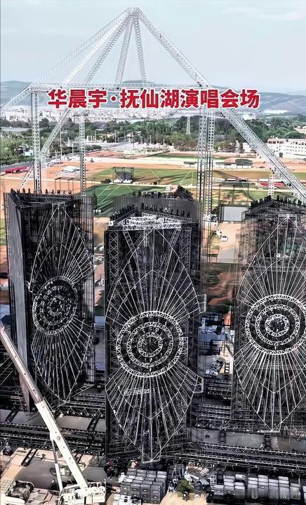 娱乐圈近来两件事情，都有点“去伪存真”的味儿！华晨宇演唱会被叫停，表面上是娱