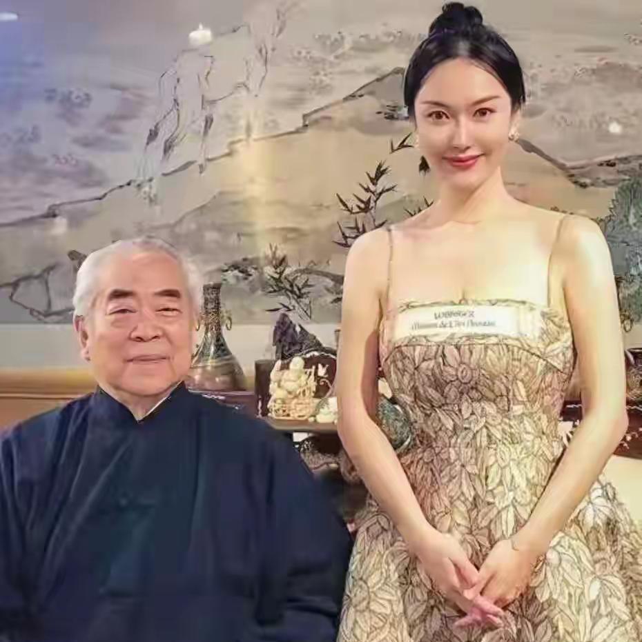 86岁范增，过的是神仙日子吧……小50岁的娇妻，时刻陪在他身边，俯首帖耳的模样