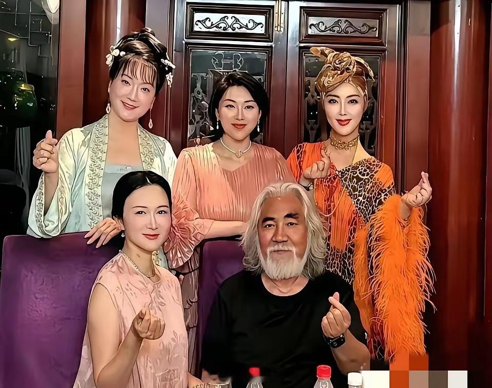 张纪中过74岁生日时，大姨子杜星仪给妹夫祝寿时的一幕，生日当天大姨子杜星仪精心