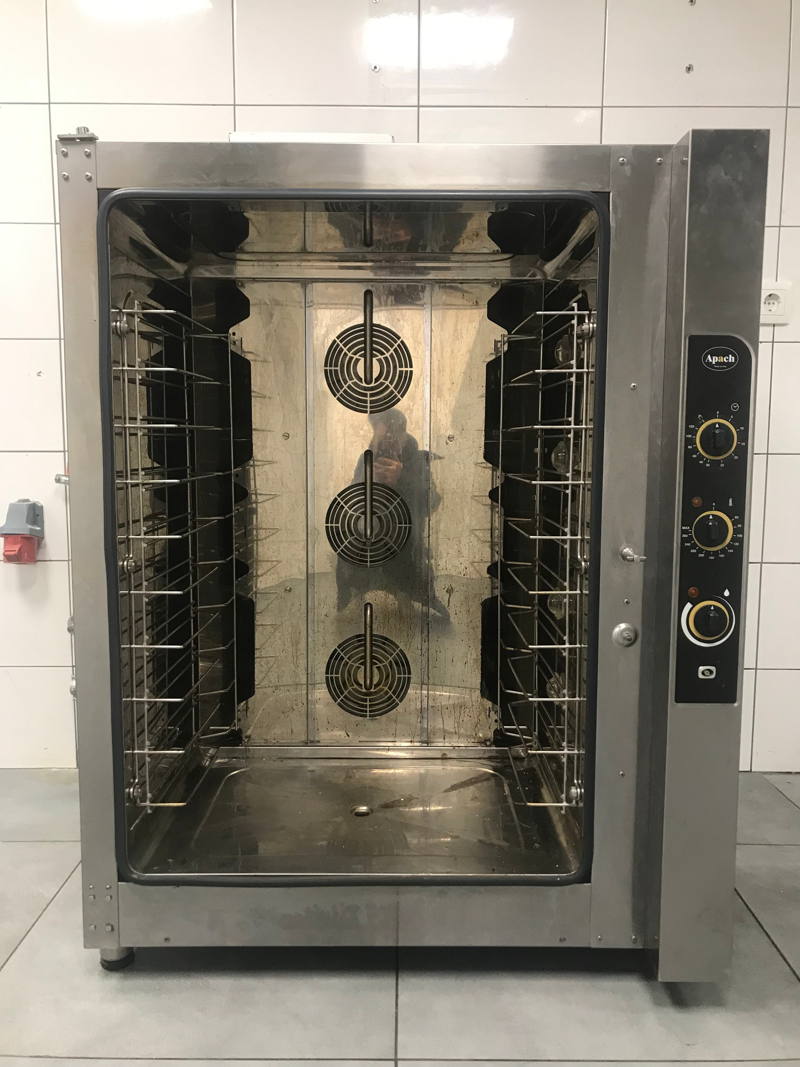 我乌克兰家常菜餐厅厨房的最核心设备，一台10层的大型烤箱，品牌为意大利的Ap