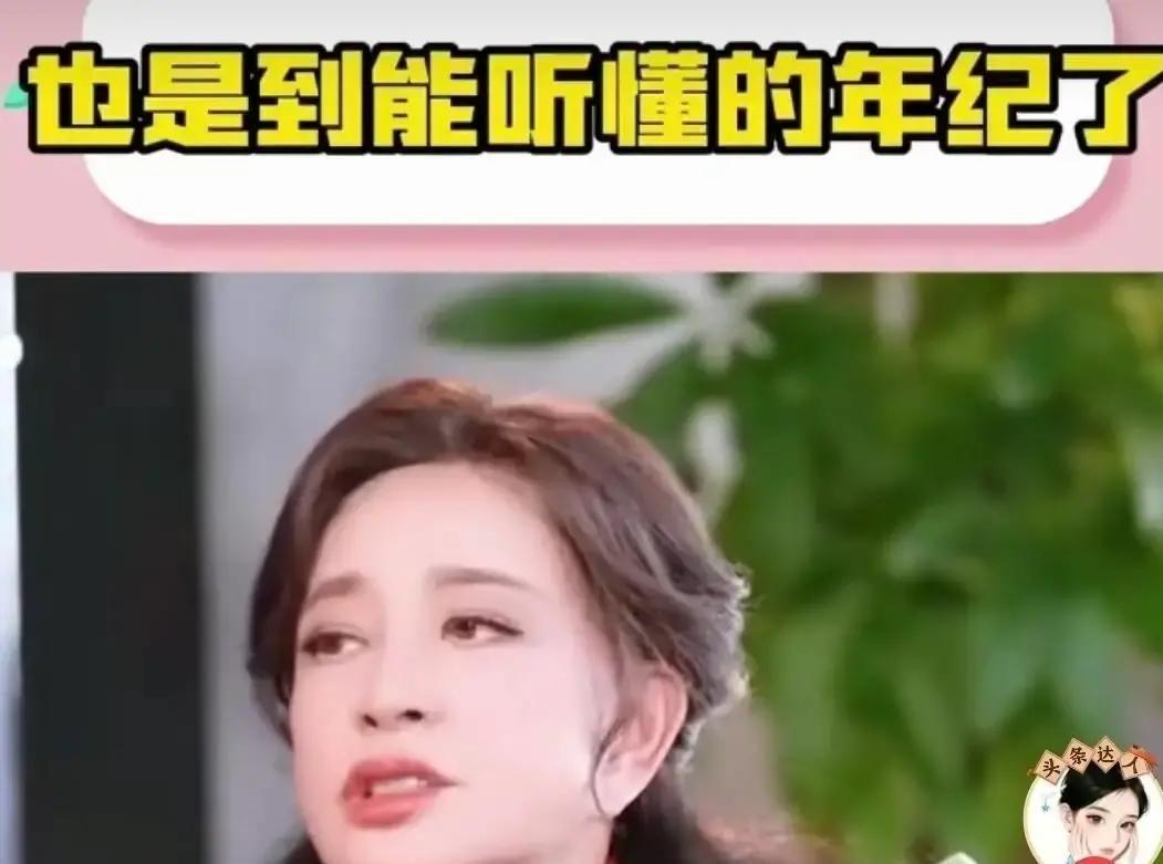 储殷在节目里整个人都僵住了，身子拼命往后缩，手在裤子上蹭了半天，脸憋得通红，局促