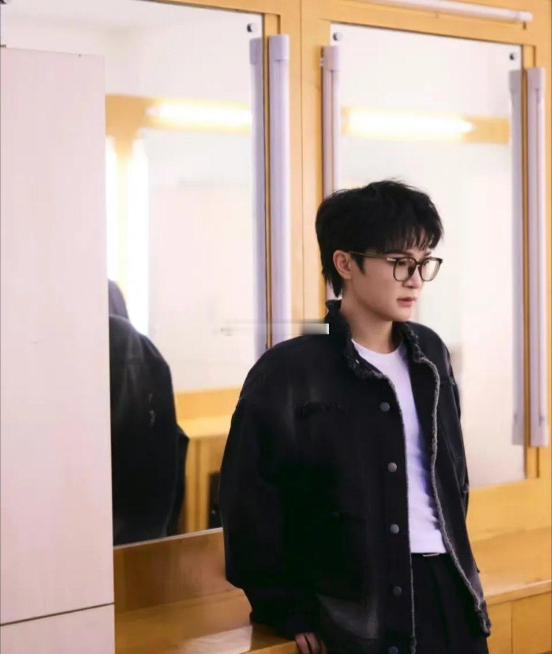 周深同款穿搭又引关注，虽多次被扒，每次亮相仍让人眼前一亮，简约帅气，自带吸睛感。