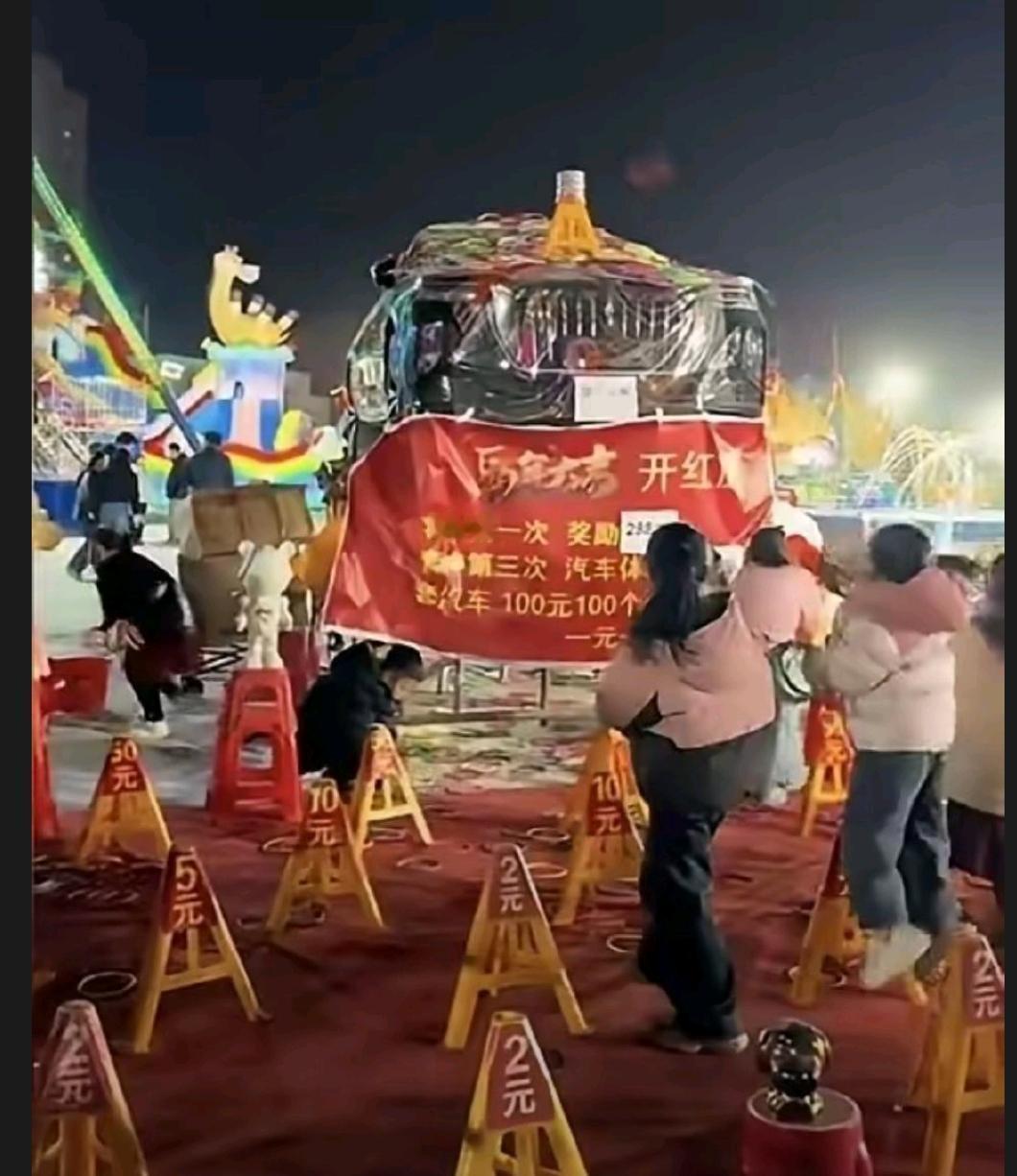 网友吵翻了，你站哪边？山东济宁一男子花5600元玩套圈，按摊主规则精准套中3