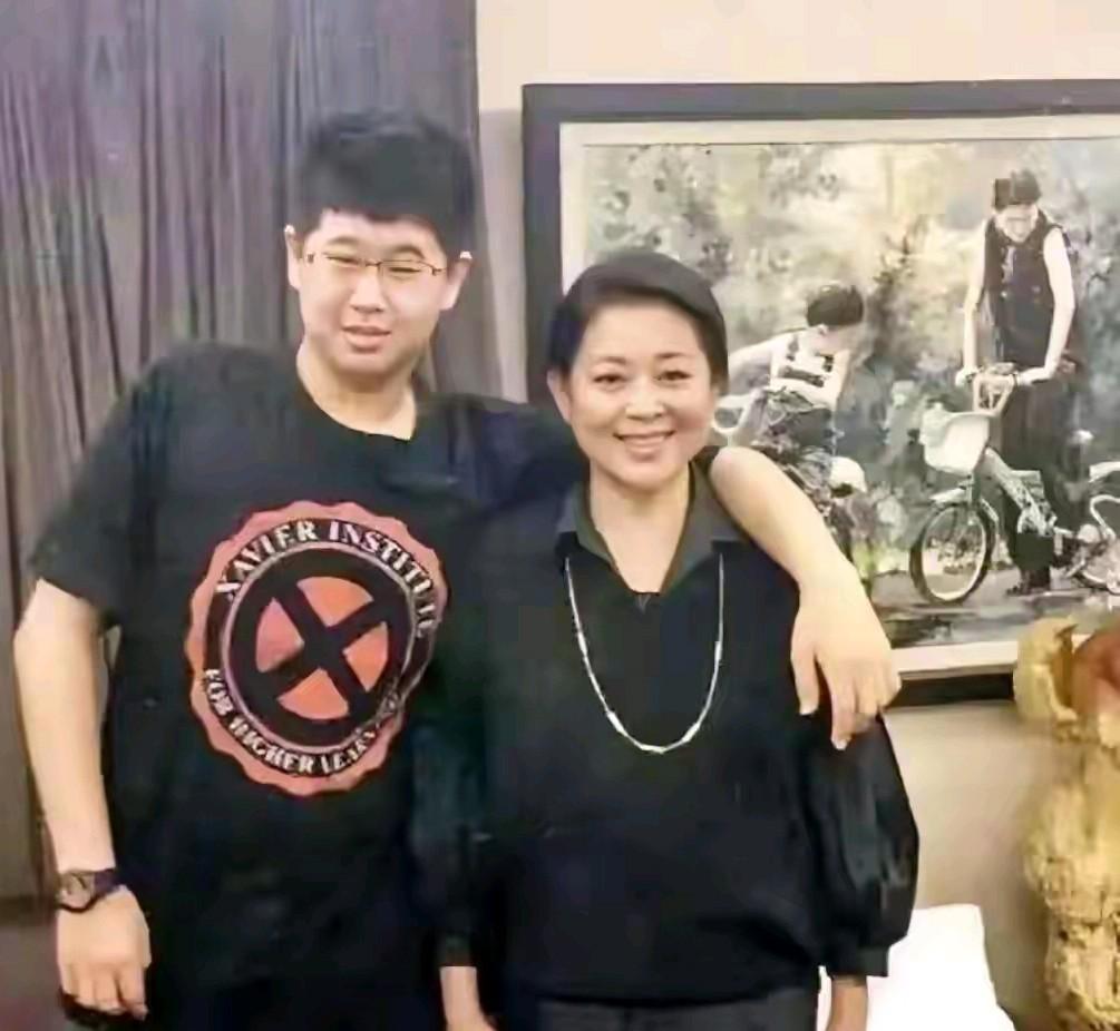 倪萍的儿子虎子曾经是个学霸，孩子上学的时候学习成绩非常好。是妈妈的骄傲。可是如今
