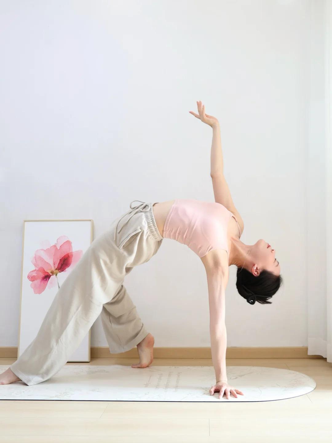 指尖轻触瑜伽垫，呼吸缓缓漫入胸腔，当你愿意放下浮躁，随呼吸慢慢展开身体，每一寸肌