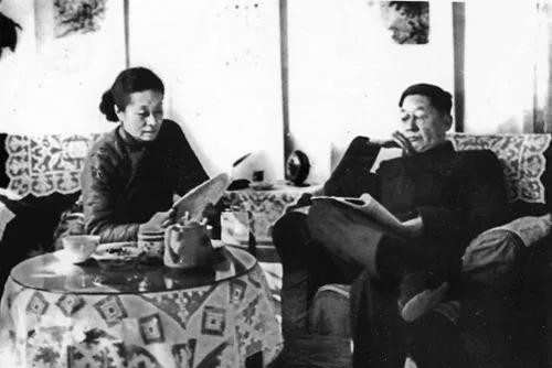 1966年，著名作家老舍被妻子举报，随后被一群人带走，刑讯殴打了一整天。傍晚，老