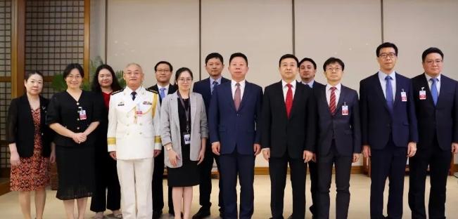 我们使馆12人要留一起留，要走一起走！ 1月28日，中国驻菲律宾大使馆发言人