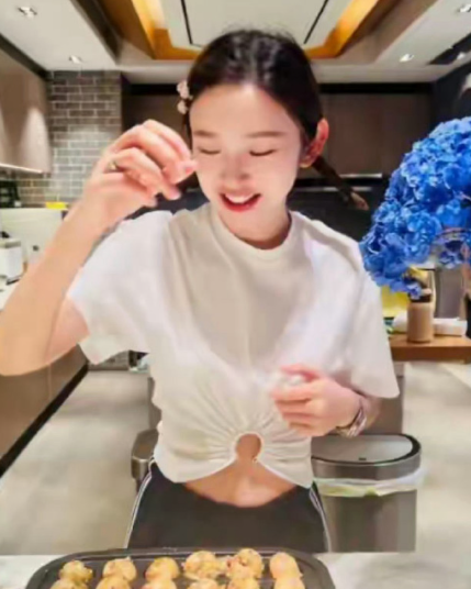 唐艺昕带着女儿一起做饼干，小宝贝则扎着哪吒头，可爱十足。​​​