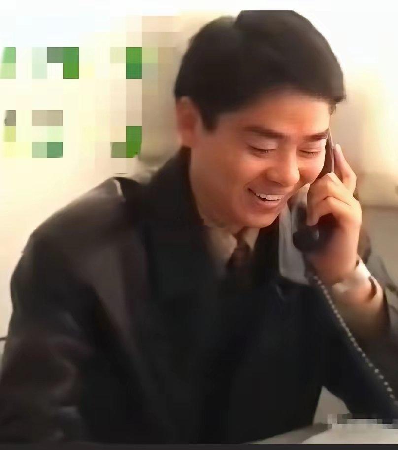 刘强东早年在办公室办公时的一幕办公室非常的简陋一张桌子一把椅子一步台式电脑一个饮
