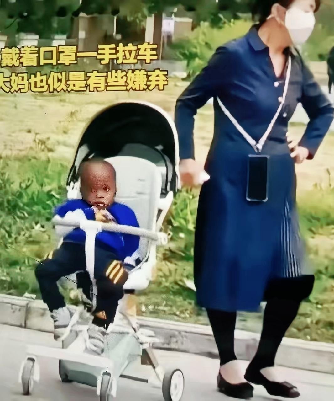 实在想不通！小区里这位大妈每天准时带着孙子下楼散步，本该是邻里凑在一起唠家常的温
