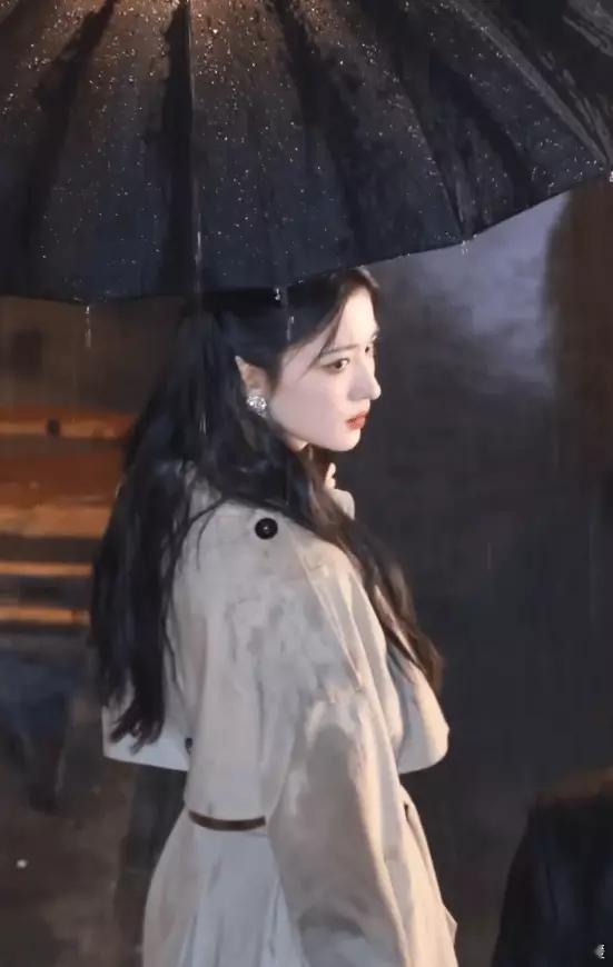 王楚然穿风衣配红色领结端庄大气撑伞从雨中走过好有氛围​​​