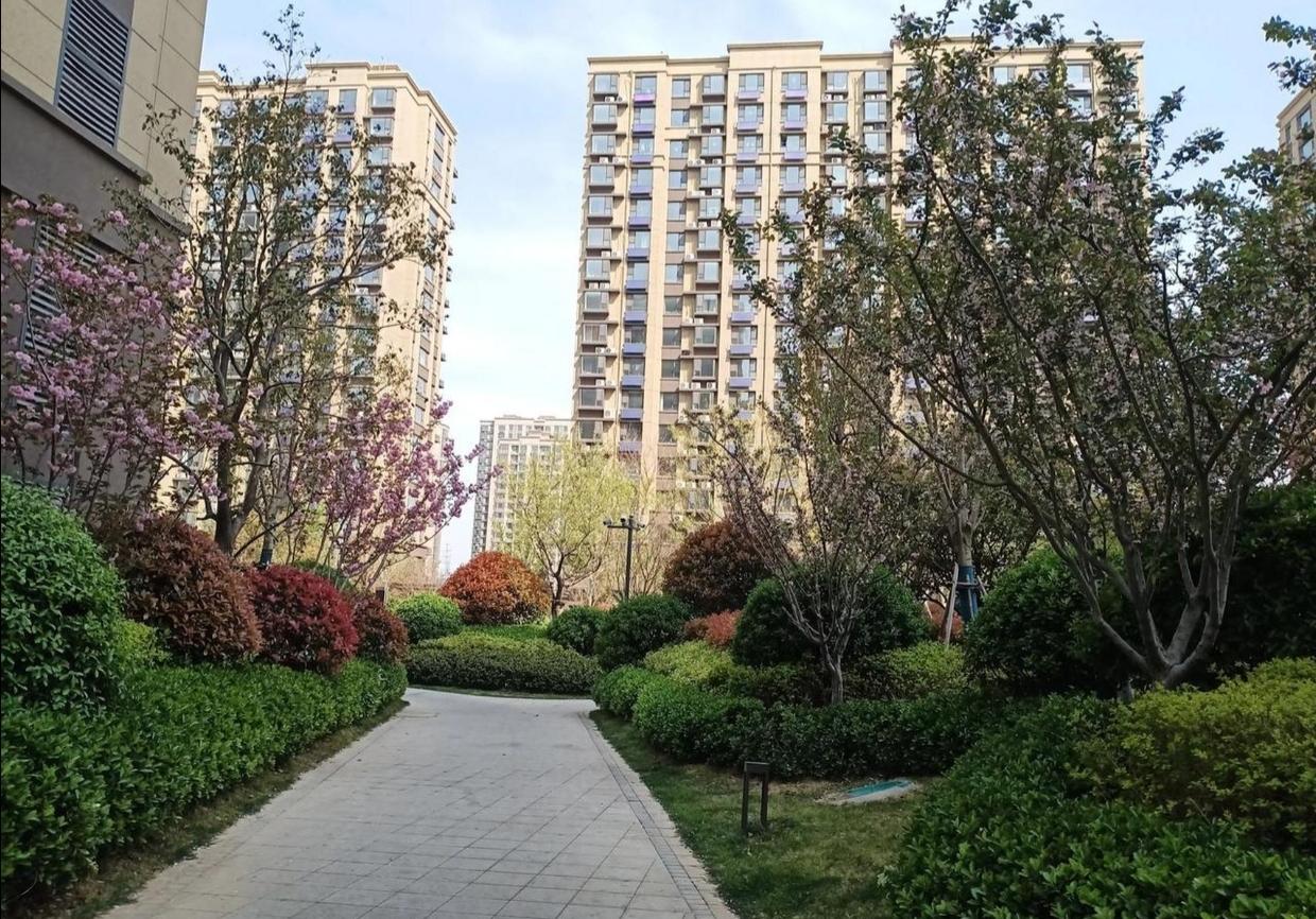 朋友看中一套房，户型好，近地铁，挂牌价159万。谈价时看房东大姐心气儿高，朋友只