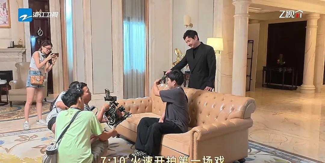 一直以为综艺节目的景都是真，不用绿幕抠图，看《王牌对王牌9》才知道原来综艺节目跟