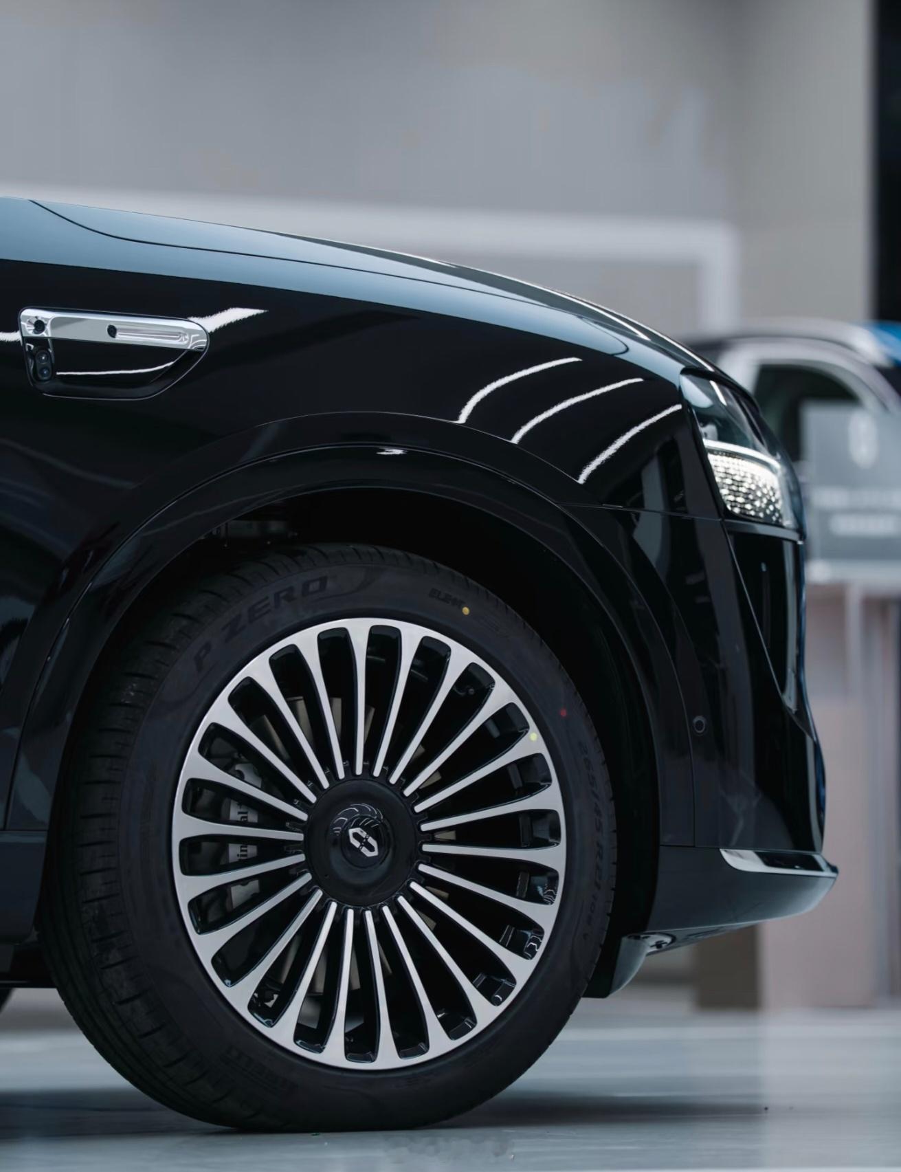 问界M9是华为与赛力斯联合打造的全景智慧旗舰SUV。问界M9搭载华为ADS3.