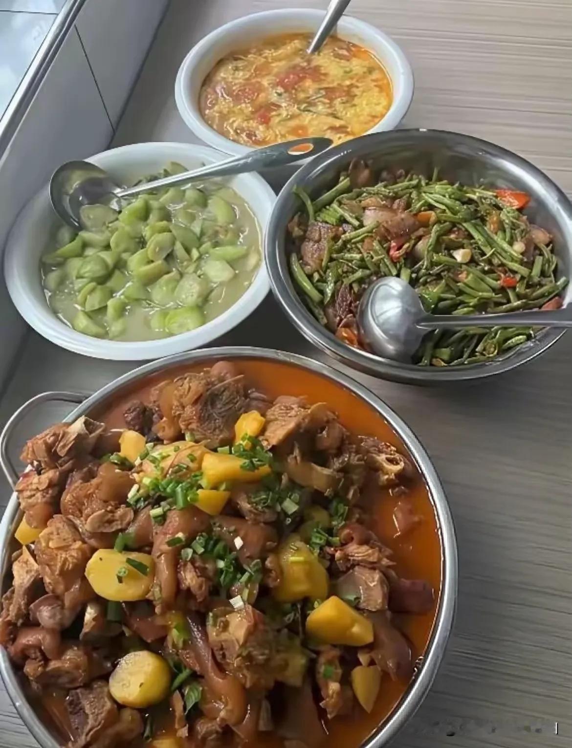 这点菜，够20个人吃工作餐吗？