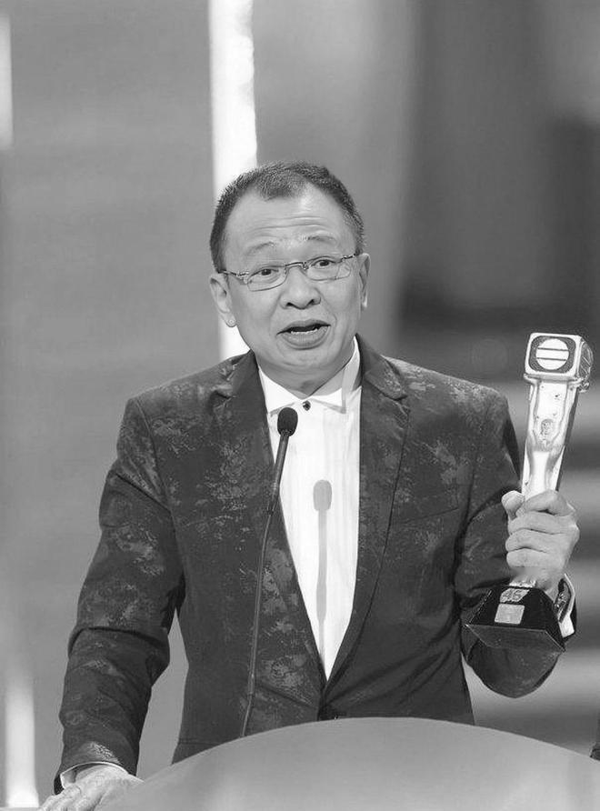 豪车互怼半辈子,最后输给一张空椅子。谢贤当年咬牙买劳斯莱斯,就为压许绍雄一头