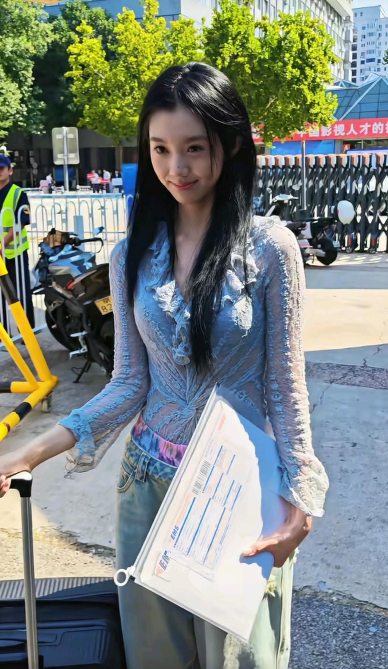 偶遇一位26届高颜值艺考生，好俊俏！猛一看就是刘浩存和姜妍的结合体，再一看侧脸