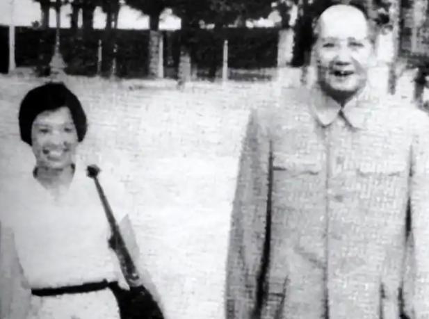 1974年，一个在中南海工作了21年的女人，被毛主席调走了。两年后，毛主席病逝，