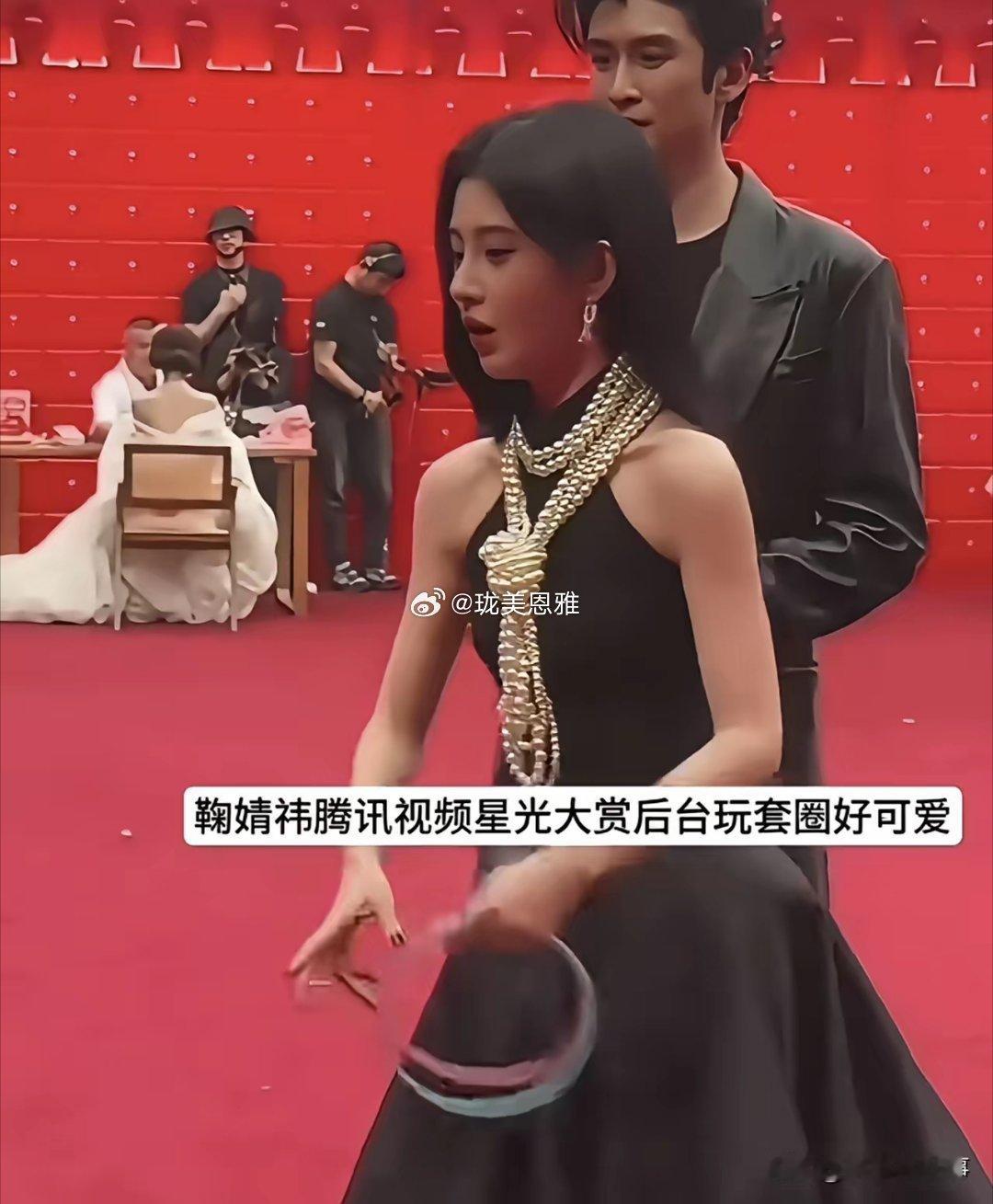 怪不得她全身照很少，她不仅脸不敢做表情，连肩膀都端着​​​