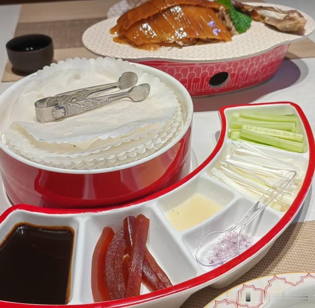 图一是网友带女朋友去吃烤鸭，图二晚餐他做的豆角焖面，这小伙子怪好的呢，对女朋友不