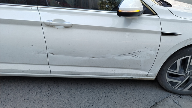 钣金喷漆结束对比一下上个月我的速腾被电瓶车蹭了，两个门都有一定程度凹进去，而且