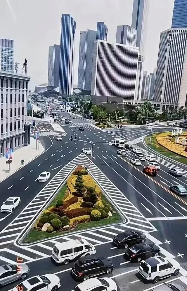 图片展示的是大连的港湾广场。自从这两张图片发布之后，某个地方就有大量网友质疑图片