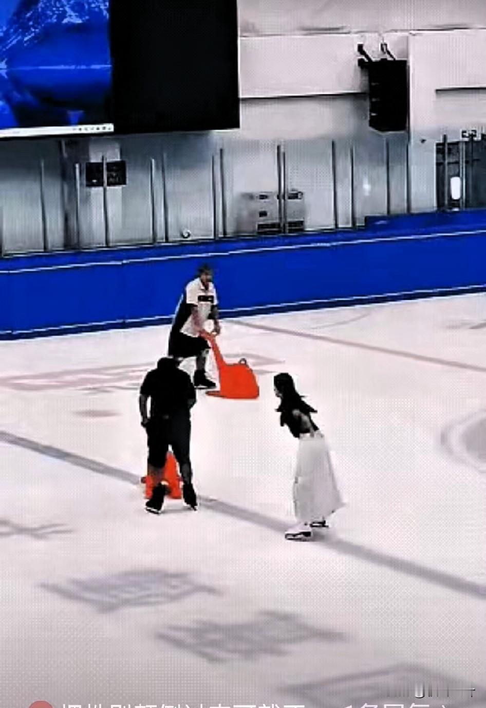 笑不活了！滑冰场这波社死名场面，看完直接尬到抠出三室一厅！女孩失控要摔倒的瞬间，