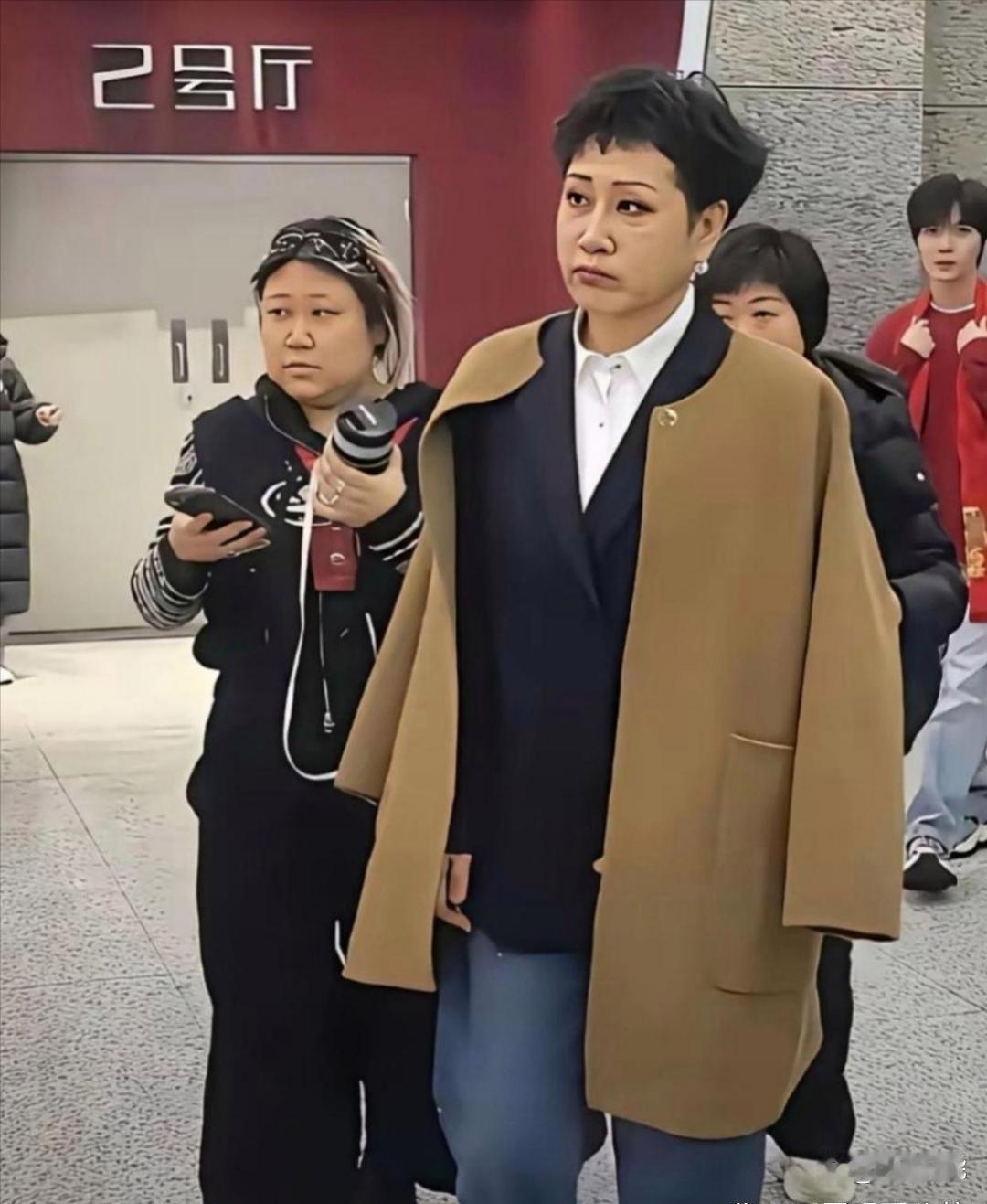 张凯丽最近变化挺大的，跟以前完全是两个样
