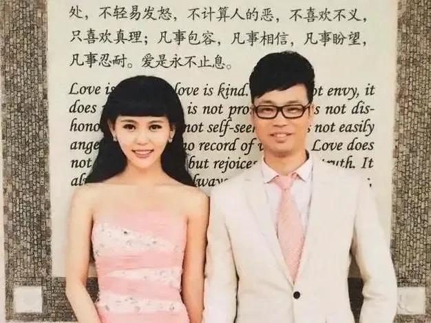 提起王迅，你可能先想到《疯狂的石头》里那个搞笑的“四眼秘书”，但谁能想到，这位喜