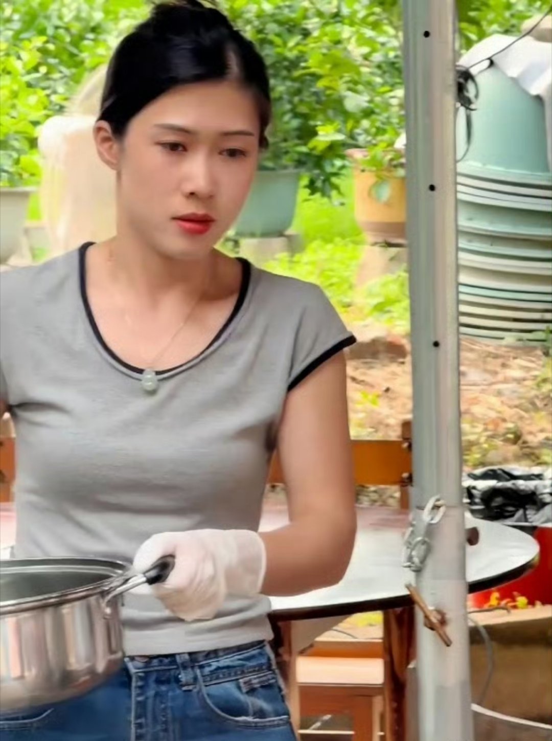 鸡煲公主爆火前后反差果然没人能在高强度上班后还能保持笑容的，和大爷一样已经眼中无