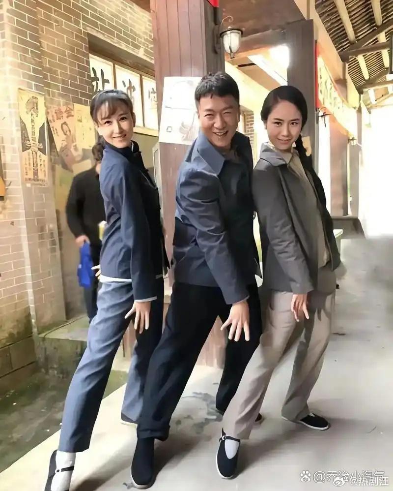 左边的胡静我认识，中间的颜王孙红雷我也认识，右边这个扎着麻花辫的女演员是谁，你们