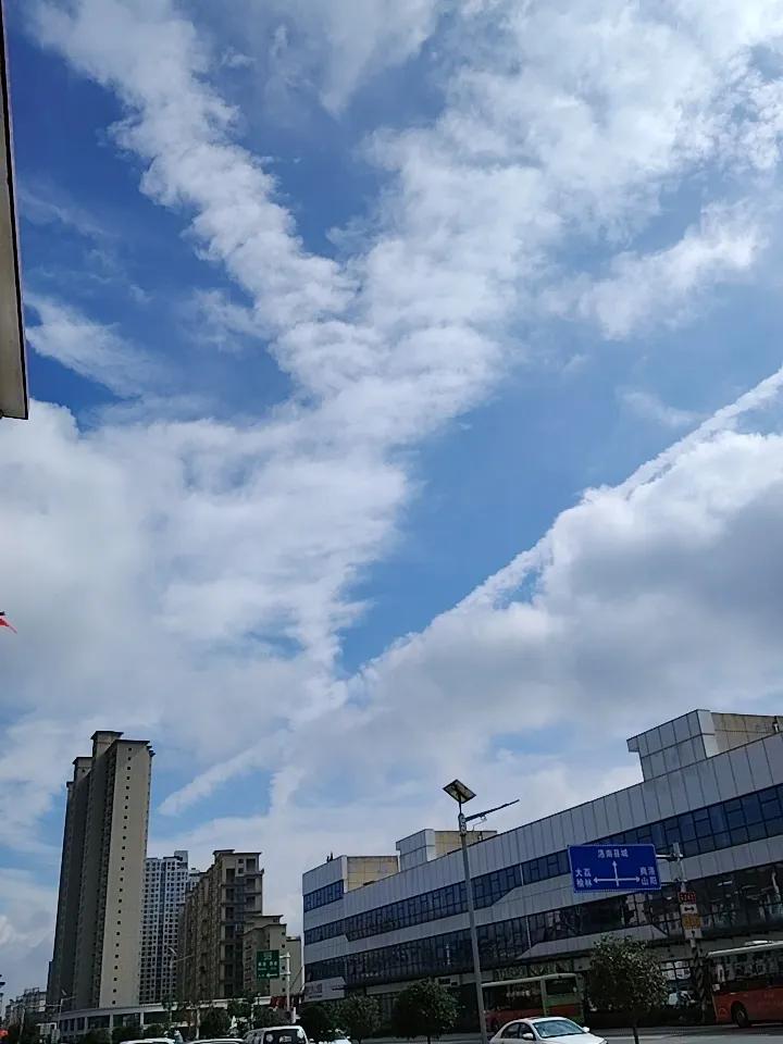 又是同款妈妈，正在崩溃中。昨晚散步路过这栋楼，楼上传下一位妈妈歇斯底里的喊叫