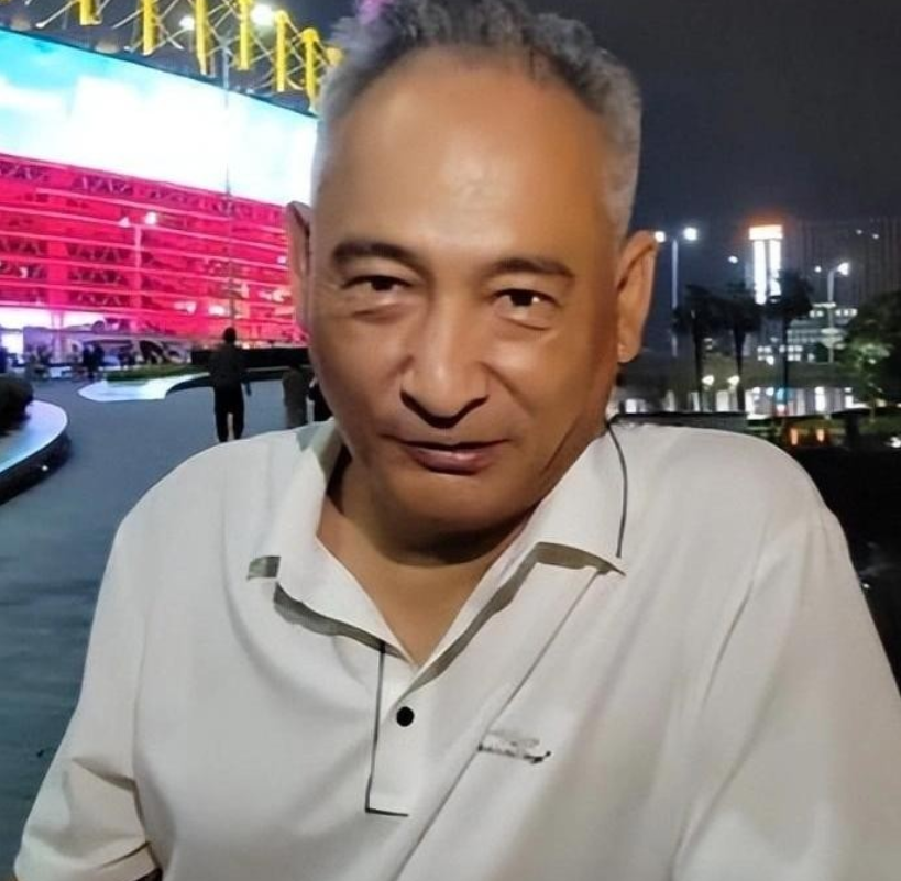 徒弟谢雷算是彻底看明白了。他说再管侯耀华的事，媳妇都得揍他。这话听着像个段子