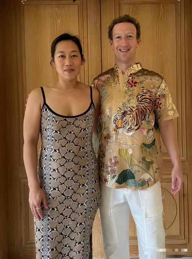 扎克伯格：很多人都说你长相普通，配不上我。普莉希拉·陈：我知道，外界总拿外表评