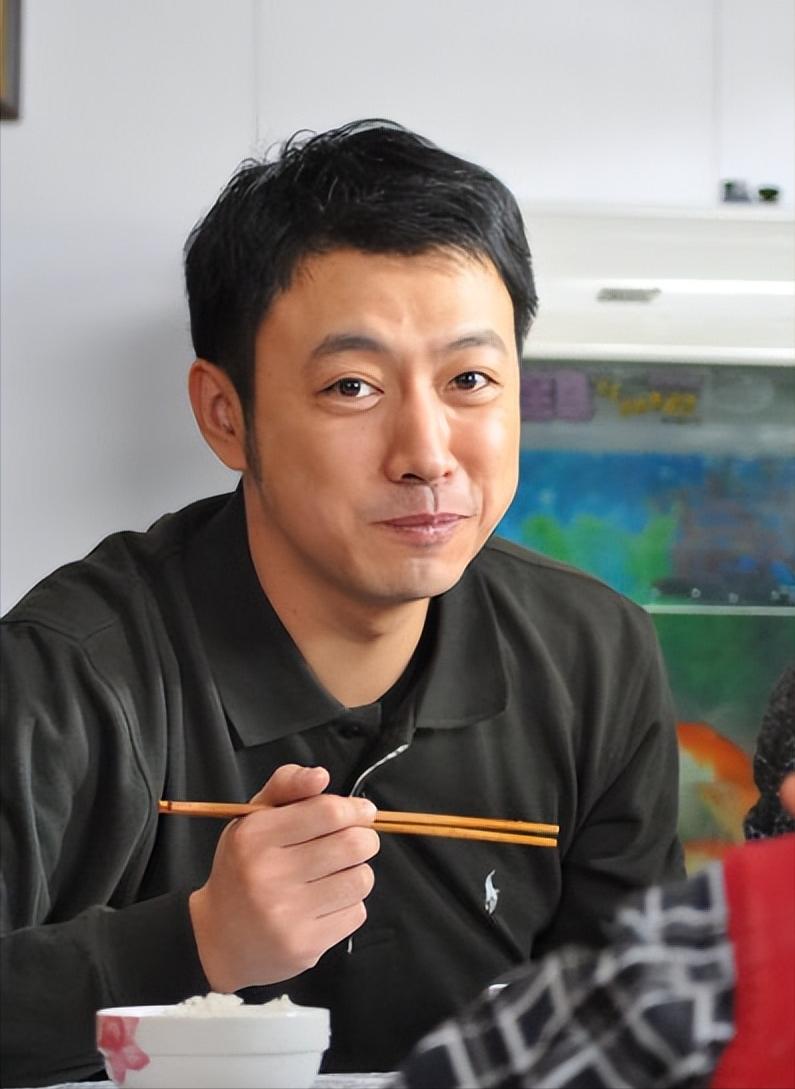 2008年，《潜伏》开拍，有个情报贩子“谢若林”一角，本着肥水不流外人田的原则，