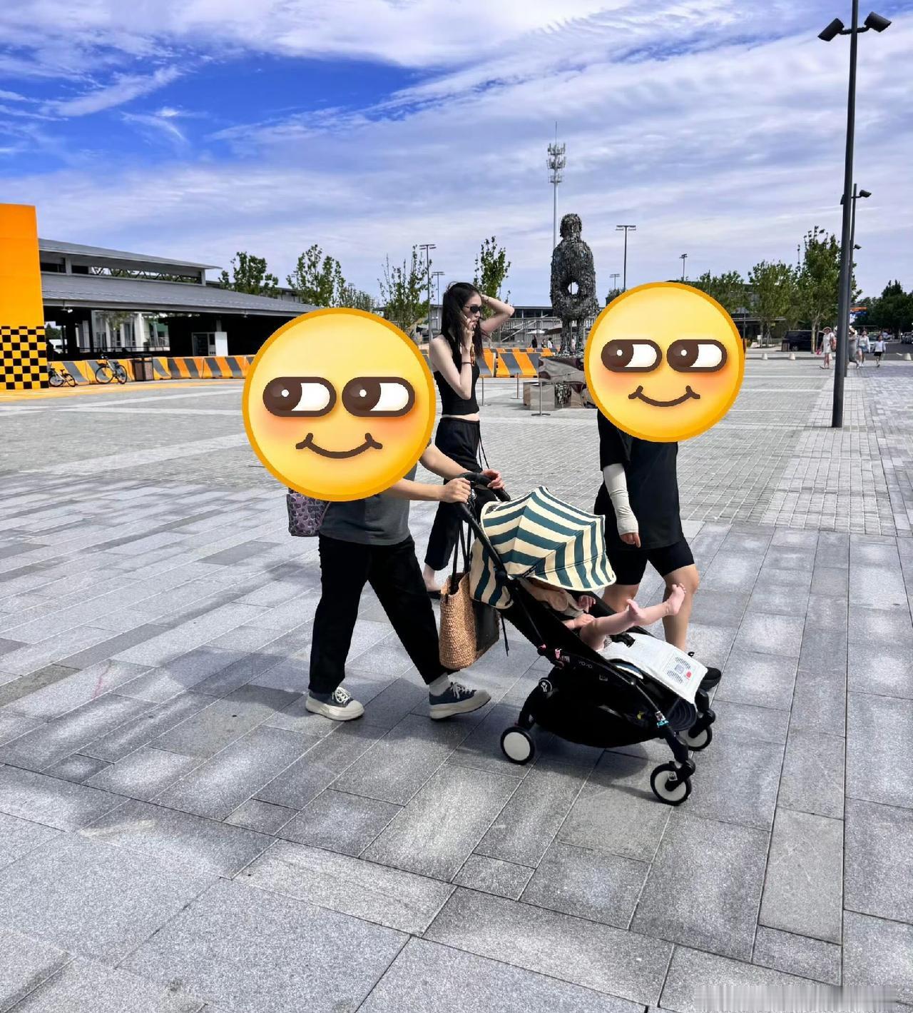 何穗用行动证明：有钱人养孩子是一件很轻松的事情。在阿那亚，何穗带着儿子出行被偶