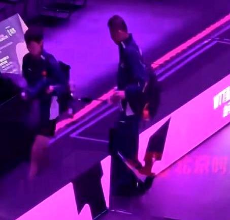 王曼昱0比3爆冷止步WTT首轮，马琳的举动直接戳中所有人软肋。她刚下场就低着