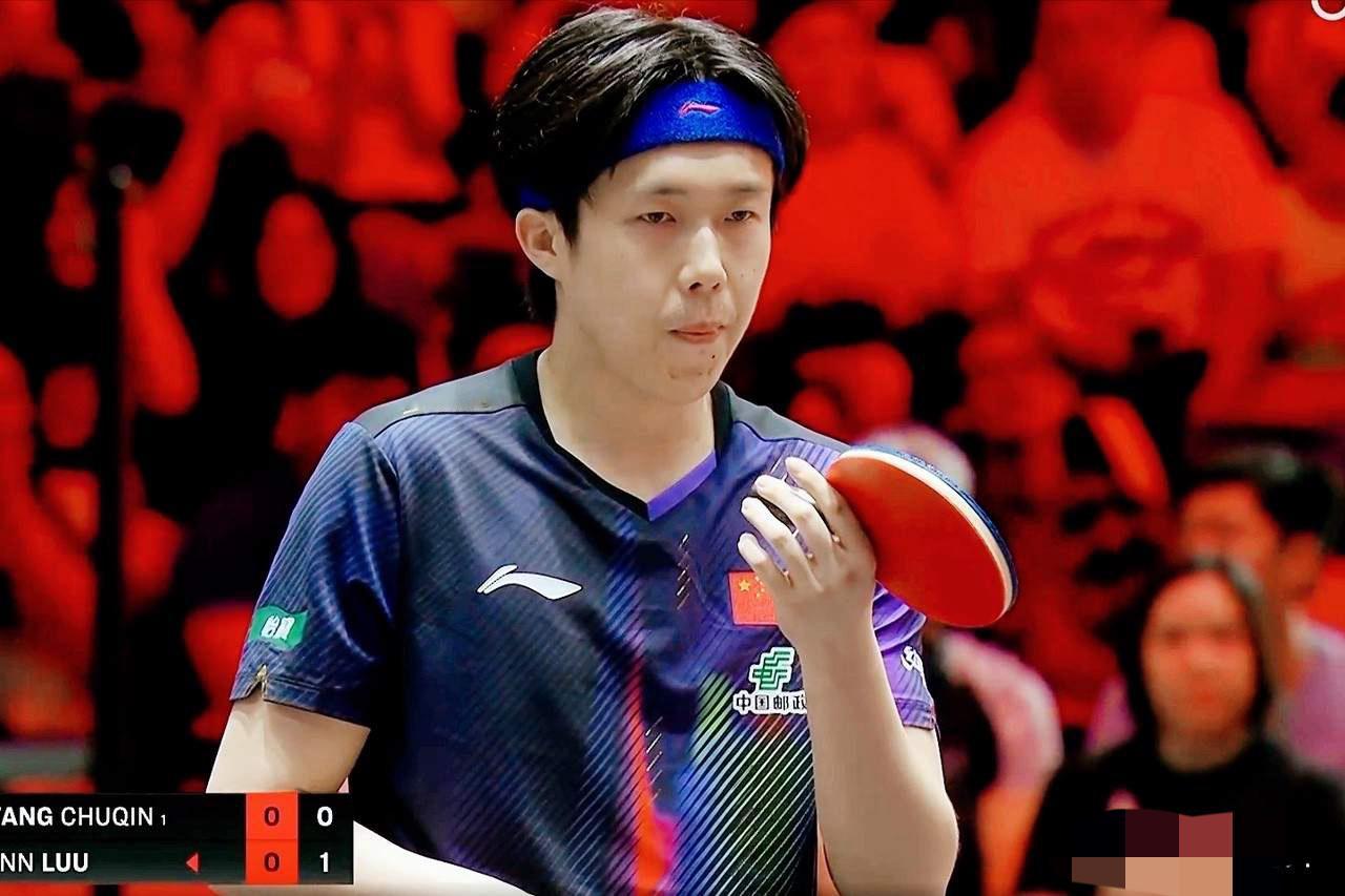 女裁判判王楚钦发球违例，这下真踢到钢板了！判罚话音刚落，王楚钦一口流利英语直