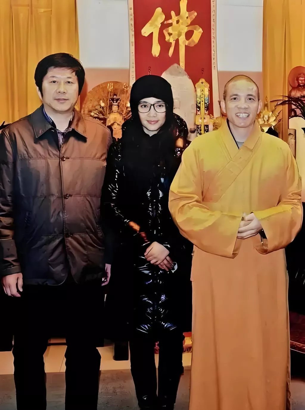 这是李冰冰当年到访洛阳白马寺和方丈住持印乐法师的合影！当时她穿着一身黑色