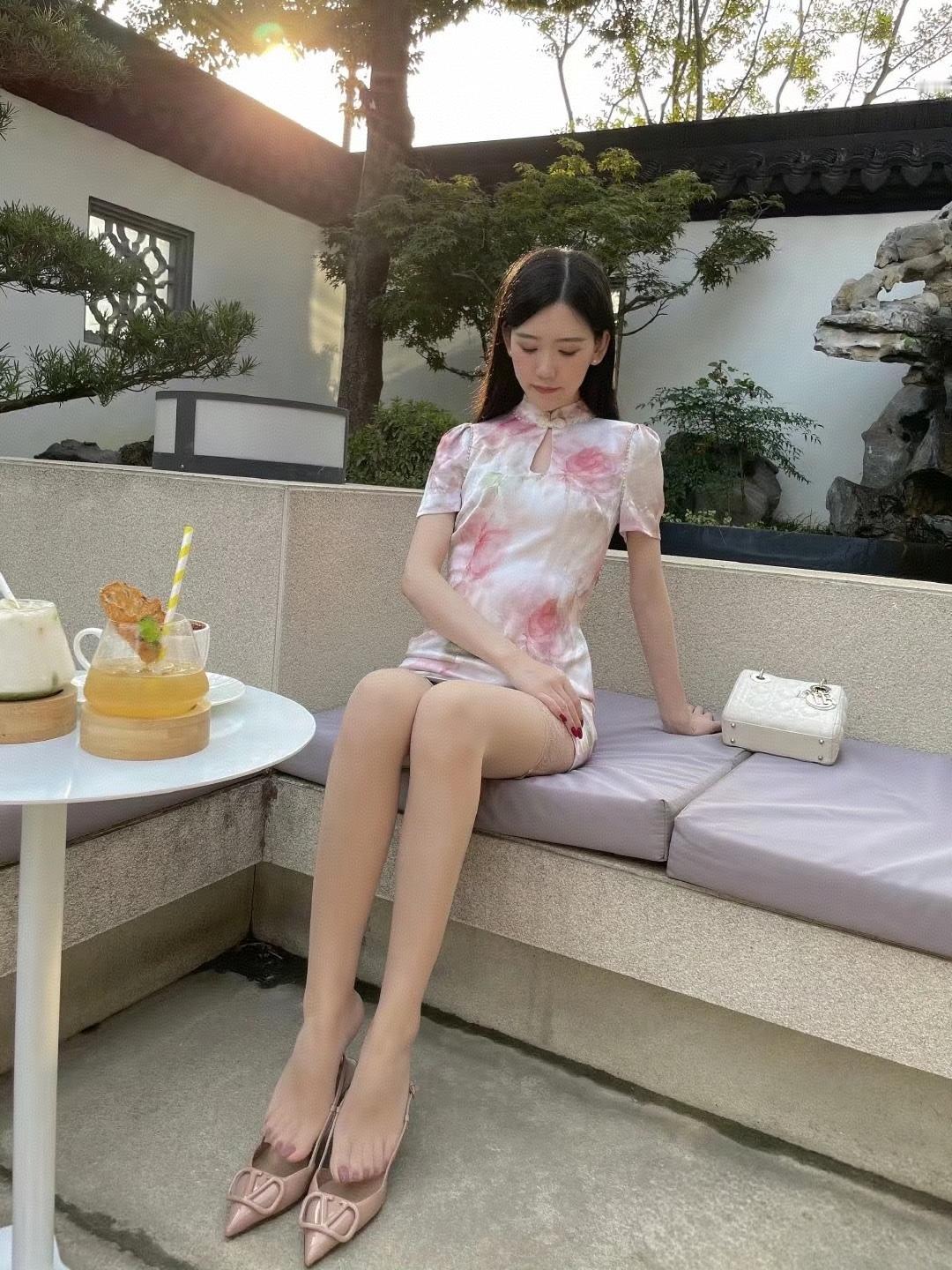 分享日常凉鞋穿搭华伦天奴绝绝子穿碎花长裙配什么样的鞋子比较好看背心裙如何搭配鞋