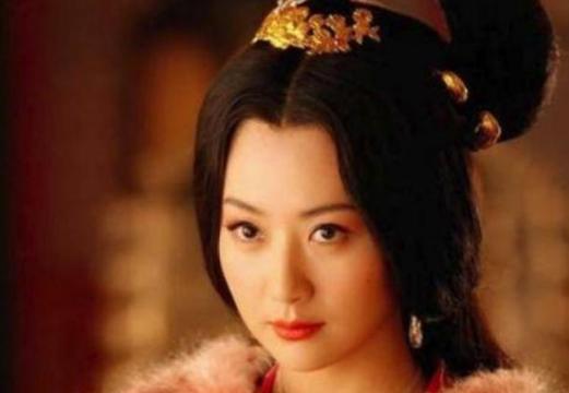 1627年的一天，太监总管陈德润垂涎皇后美色，趁着对方沐浴时扯着对方的裙裾说：“