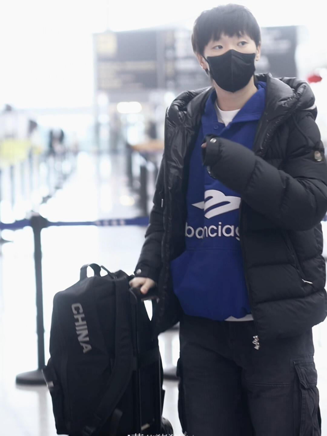 王曼昱出发了，一切顺利，出发比赛了！好苗条的宝宝，穿的很保暖，照顾好自己，远处